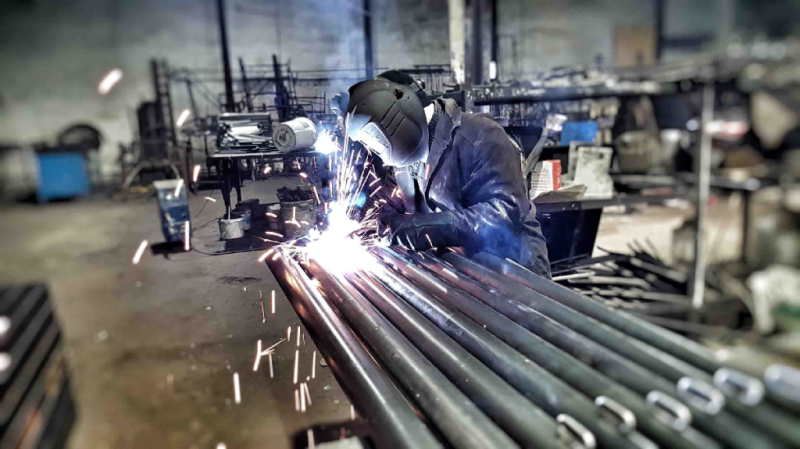 Какие материалы используют при изготовлении уличного спортивного оборудования в Грозном?